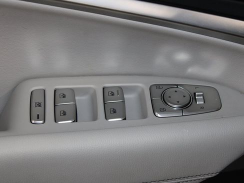 Used 2023 Genesis G70 2.0T image 9