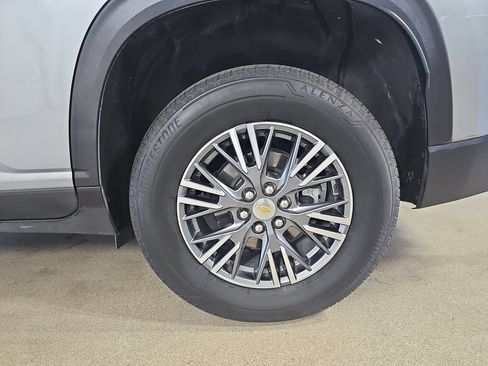 Used 2025 Chevrolet Traverse LT FWD image 40
