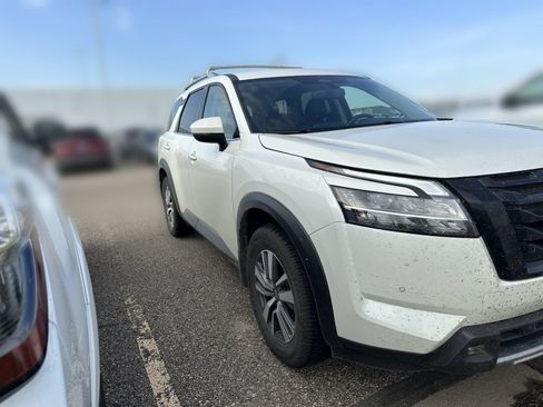 Used 2022 Nissan Pathfinder SL w/ SL Black Package AWD/4WD image 2