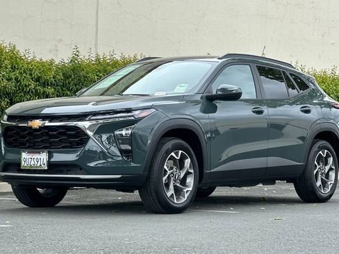 Used 2025 Chevrolet Trax LT w/ Driver Confidence Package image 8