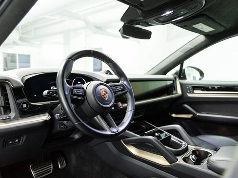 Used 2024 Porsche Cayenne Turbo GT AWD/4WD image 32