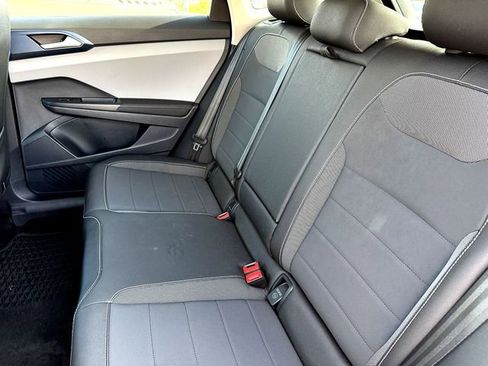 Used 2024 Volkswagen Taos SE w/ Panoramic Sunroof Package image 24