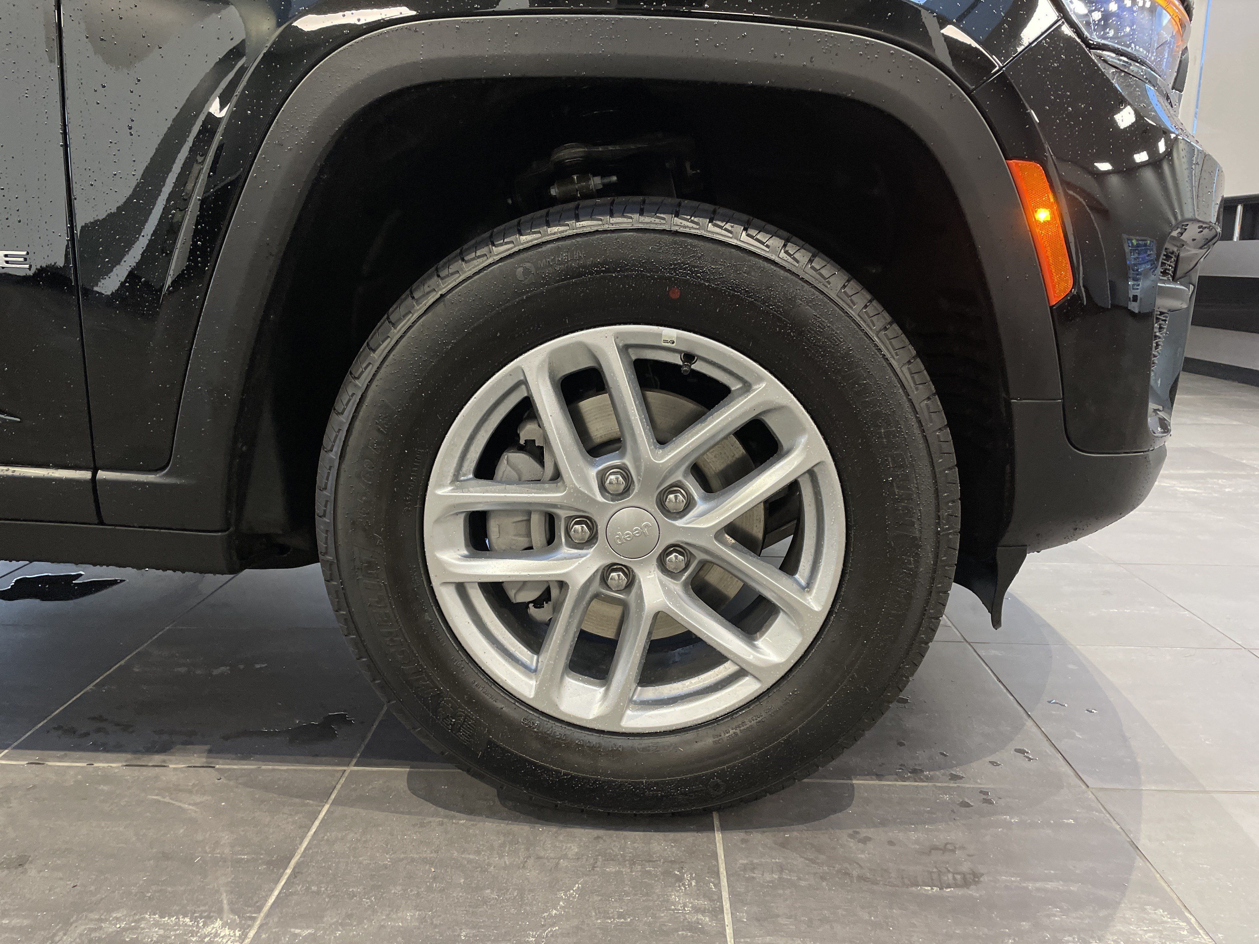 Used 2025 Jeep Grand Cherokee Laredo w/ Luxury Tech Group I RWD image 12