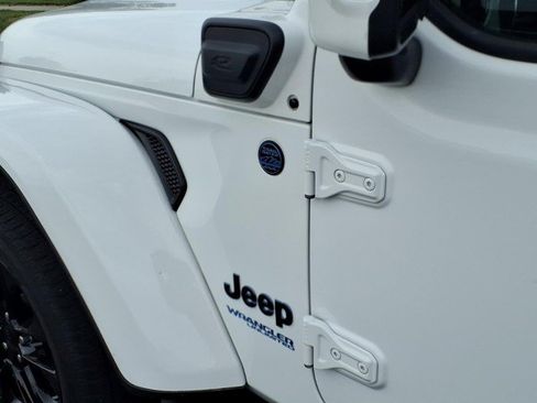 Used 2021 Jeep Wrangler Unlimited Sahara AWD/4WD image 12