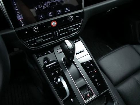 Certified 2025 Porsche Macan image 15