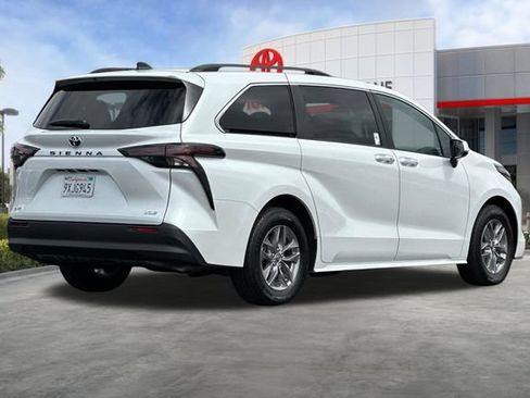 Used 2026 Toyota Sienna XLE FWD image 5
