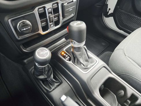 Used 2025 Jeep Wrangler Sahara image 35