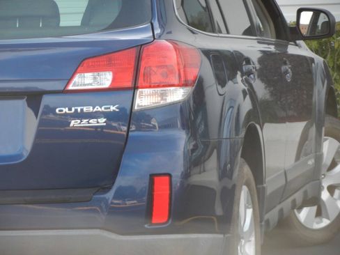 Used 2011 Subaru Outback 2.5i Premium w/ All-Weather Pkg AWD/4WD image 17