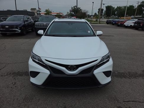 Used 2018 Toyota Camry SE w/ Moonroof Package FWD image 3