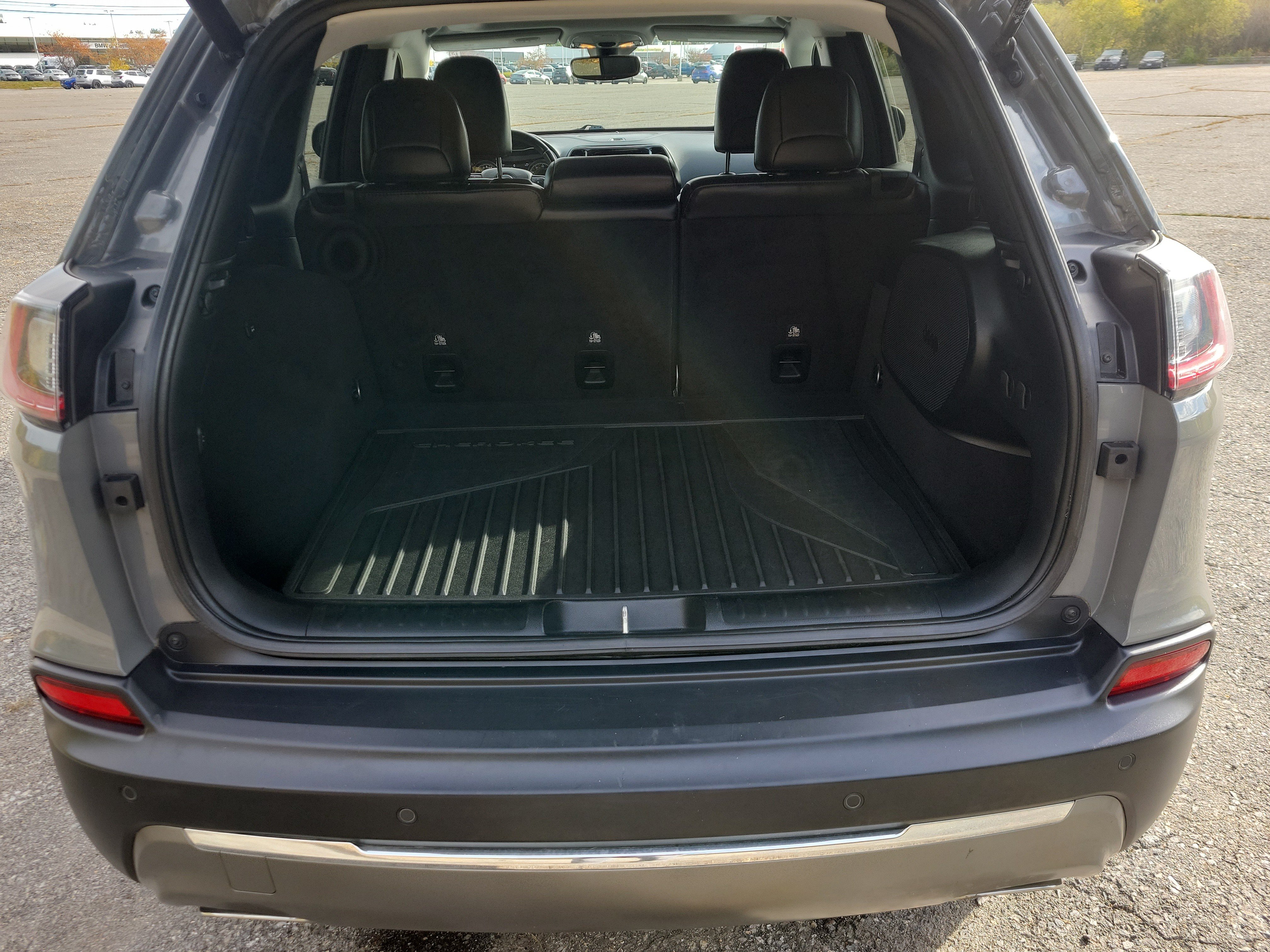 Used 2020 Jeep Cherokee Limited w/ Technology Group AWD/4WD image 17