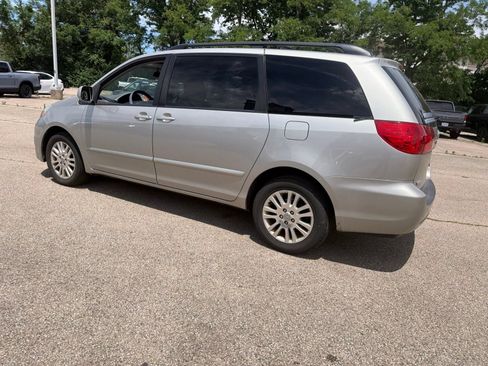 Used 2010 Toyota Sienna XLE FWD image 18