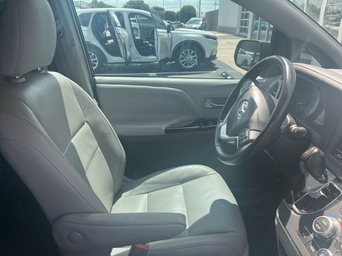Used 2018 Toyota Sienna XLE w/ XLE Navigation Package FWD image 4