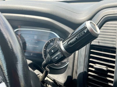 Used 2022 Nissan Titan SV w/ SV Convenience Package image 17