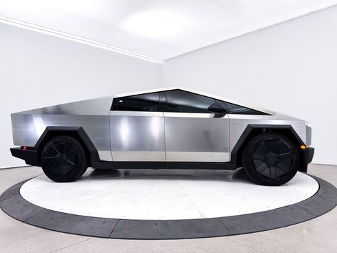 Used 2024 Tesla Cybertruck AWD Crew Cab image 41