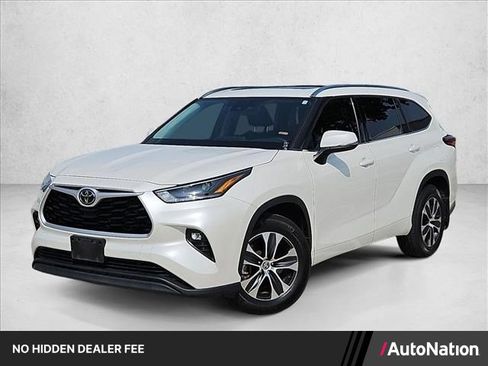 Used 2021 Toyota Highlander XLE FWD image 1
