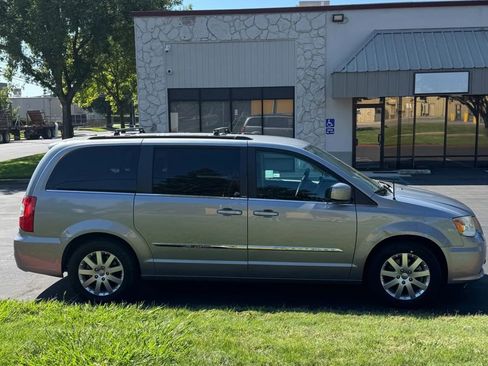 Used 2013 Chrysler Town & Country Touring image 4