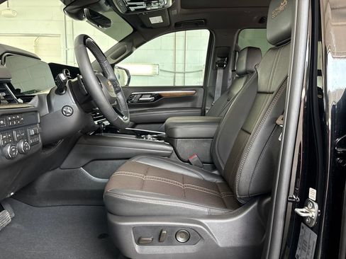 Used 2026 Chevrolet Suburban High Country AWD/4WD image 14