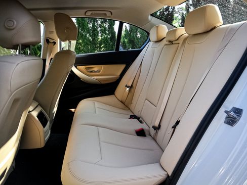 Used 2018 BMW 320i Sedan RWD image 8