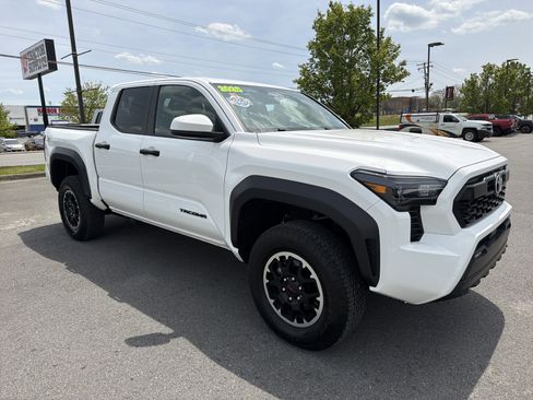 Used 2025 Toyota Tacoma TRD Off-Road AWD/4WD image 3