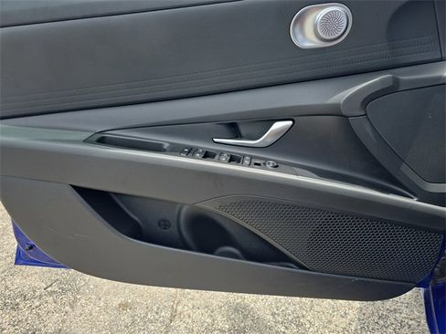 Used 2024 Hyundai Elantra Blue image 18