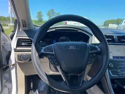 Used 2020 Ford Fusion SE AWD/4WD image 14