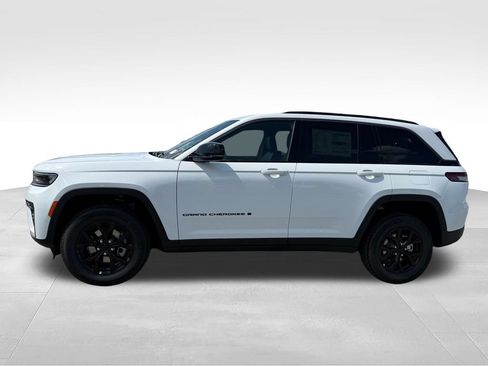 New 2026 Jeep Grand Cherokee Altitude RWD image 2