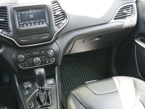 Used 2019 Jeep Cherokee Latitude Plus w/ Cold Weather Group AWD/4WD image 27