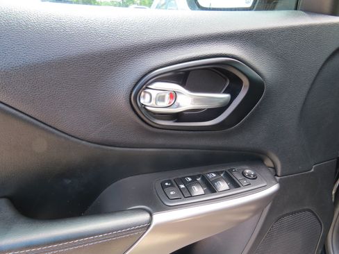 Used 2021 Jeep Cherokee Latitude FWD image 13