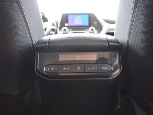 Used 2025 Toyota Highlander LE FWD image 30