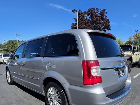 Used 2015 Chrysler Town & Country Touring-L FWD image 6