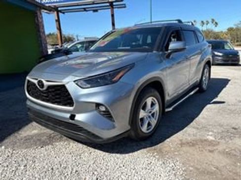 Used 2023 Toyota Highlander LE image 1