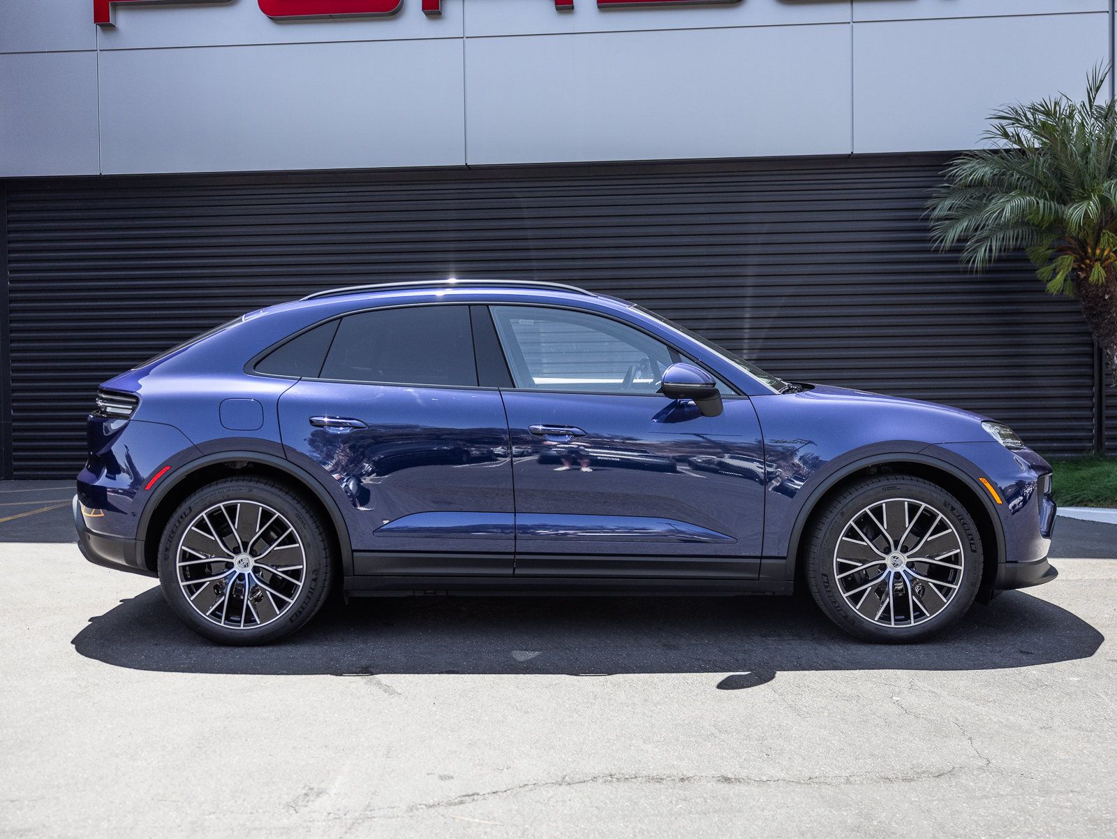 Certified 2025 Porsche Macan 4 Electric AWD/4WD image 7