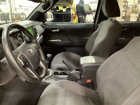 Used 2016 Toyota Tacoma TRD Sport w/ Towing Package image 18