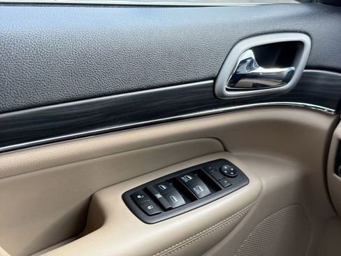 Used 2019 Jeep Grand Cherokee Limited image 17
