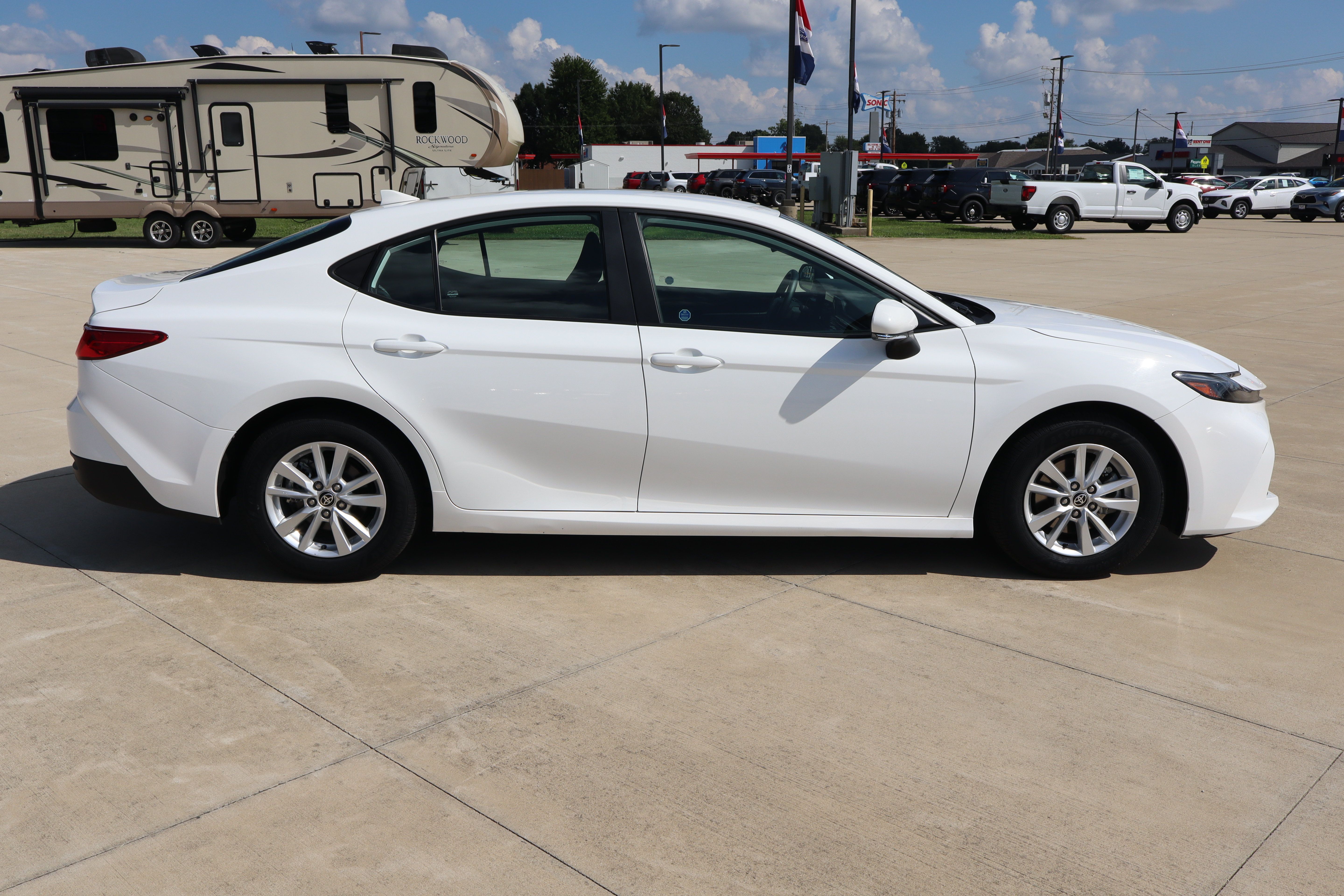 Used 2025 Toyota Camry LE FWD image 4