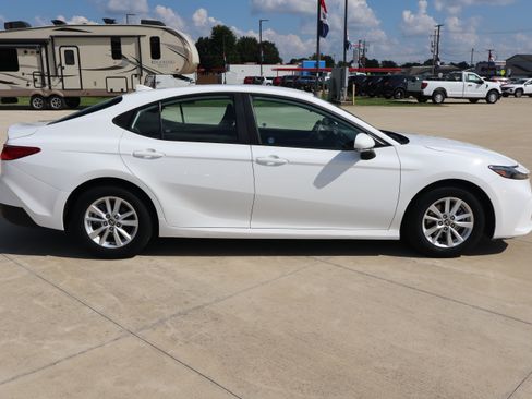 Used 2025 Toyota Camry LE FWD image 4