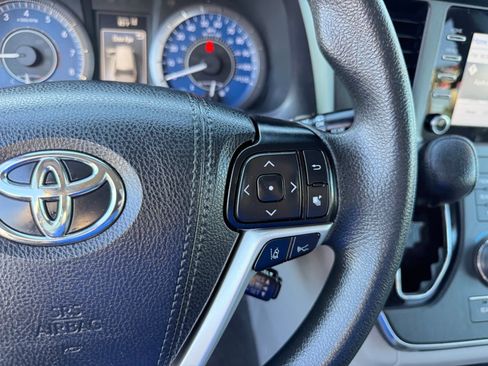 Used 2019 Toyota Sienna L w/ Carpet Mat Package image 23