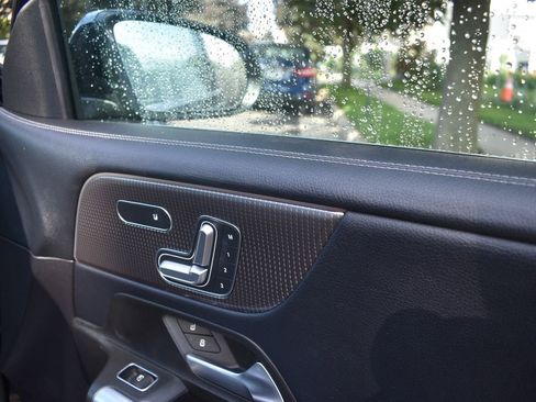 Used 2021 Mercedes-Benz GLB 250 4MATIC w/ Premium Package image 21