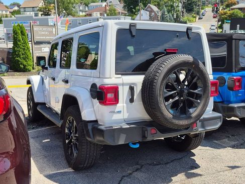 Used 2022 Jeep Wrangler Unlimited Sahara w/ Cold Weather Group AWD/4WD image 9