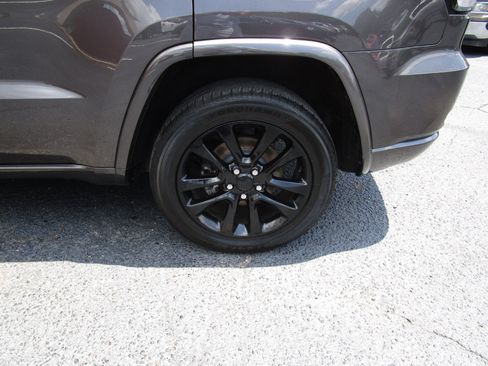 Used 2020 Jeep Grand Cherokee Altitude image 22