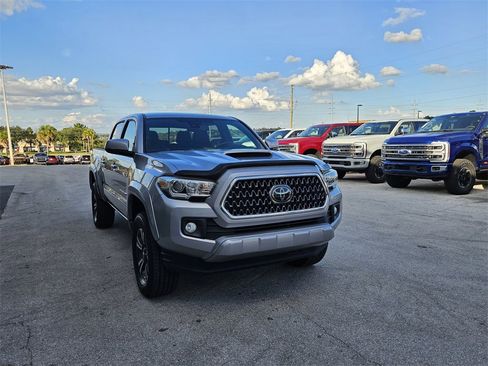 Used 2018 Toyota Tacoma TRD Sport image 2