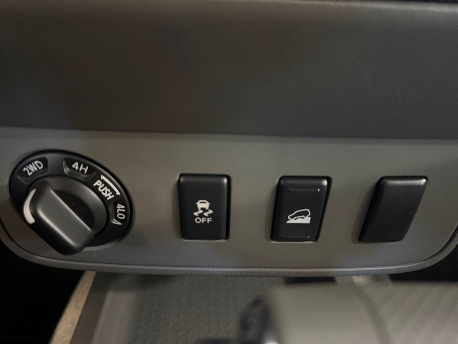 Used 2012 Nissan Frontier SV w/ SV Premium Utility Pkg AWD/4WD image 24