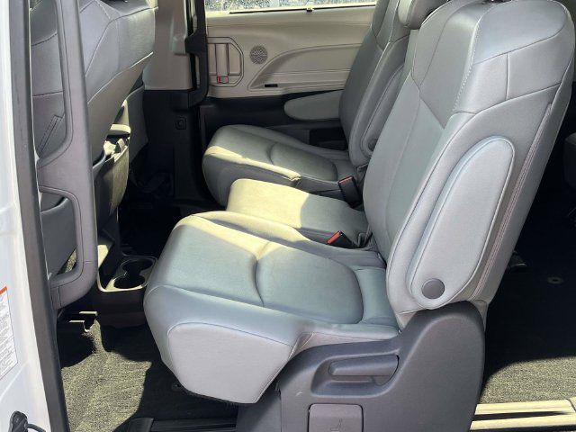 Used 2021 Toyota Sienna XLE FWD image 16