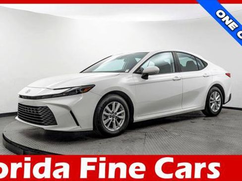 Used 2025 Toyota Camry LE image 1