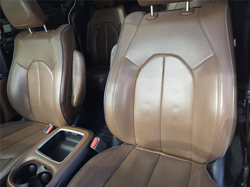 Used 2017 Chrysler Pacifica Limited FWD image 21