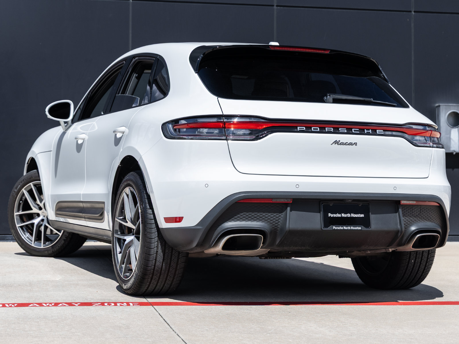 Certified 2024 Porsche Macan AWD/4WD image 3
