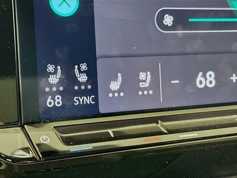 Used 2024 Volkswagen Atlas SEL AWD/4WD image 18