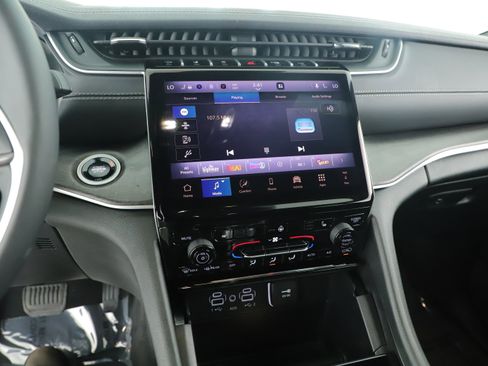 Used 2025 Jeep Grand Cherokee Limited w/ Trailer Tow Package image 16