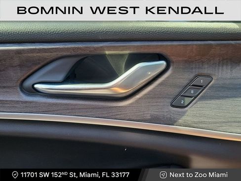 Used 2025 Jeep Grand Cherokee Limited w/ Black Appearance Package image 29