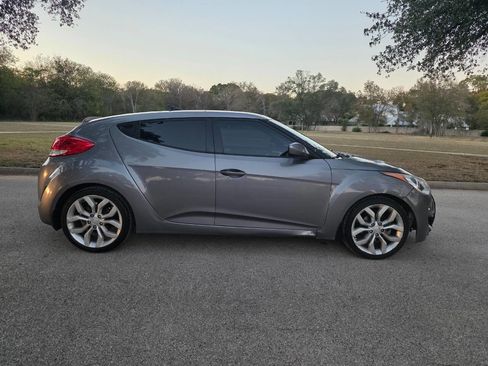 Used 2013 Hyundai Veloster w/ Style Pkg image 3